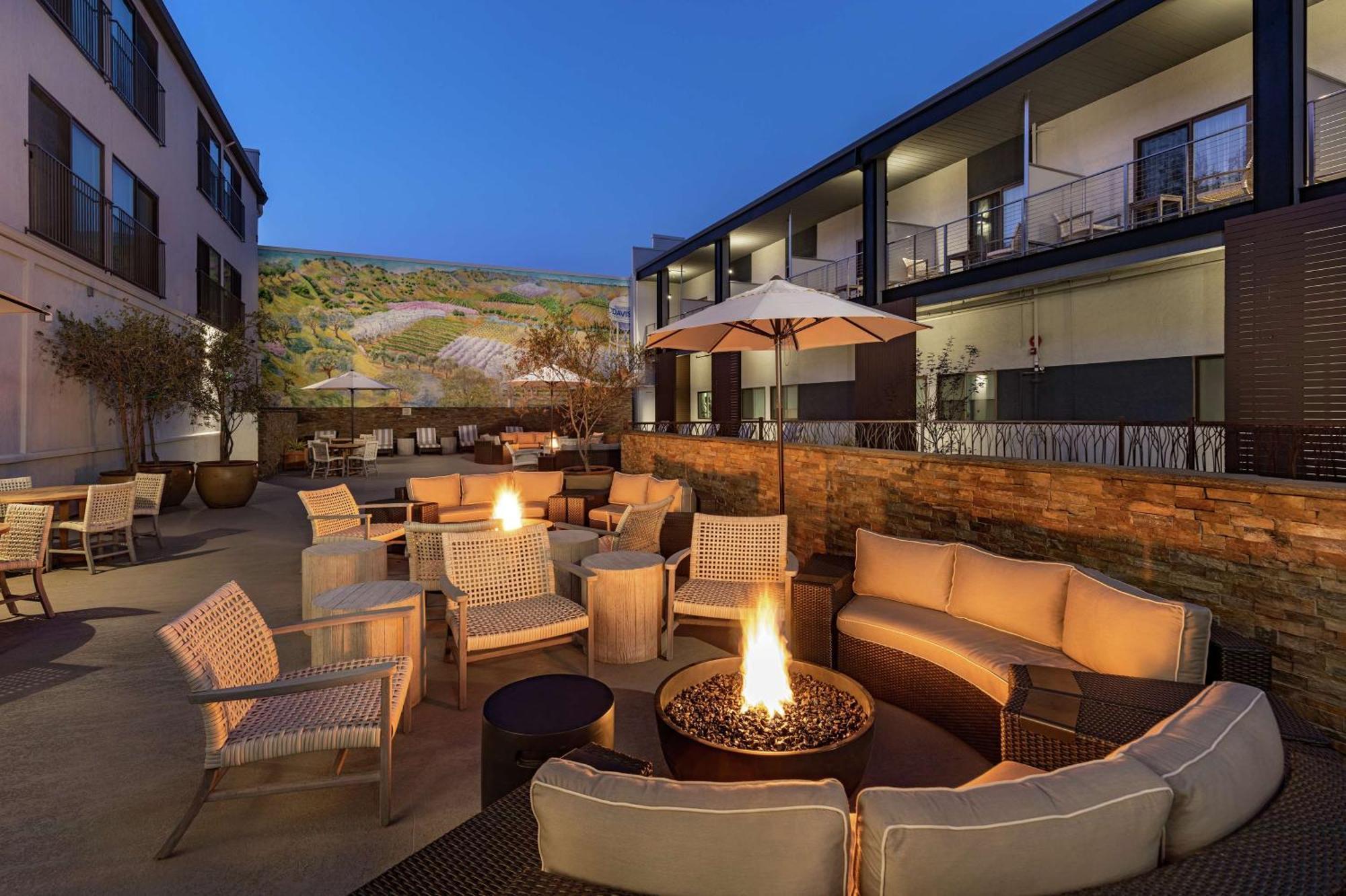 Hilton Garden Inn Davis Downtown المظهر الخارجي الصورة